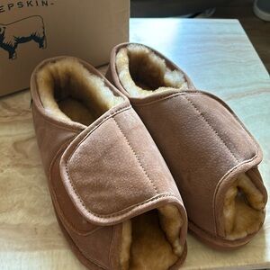Cloud Nine medical slippers  sheepskin size w11-12 men’s 9-10 adjustable new